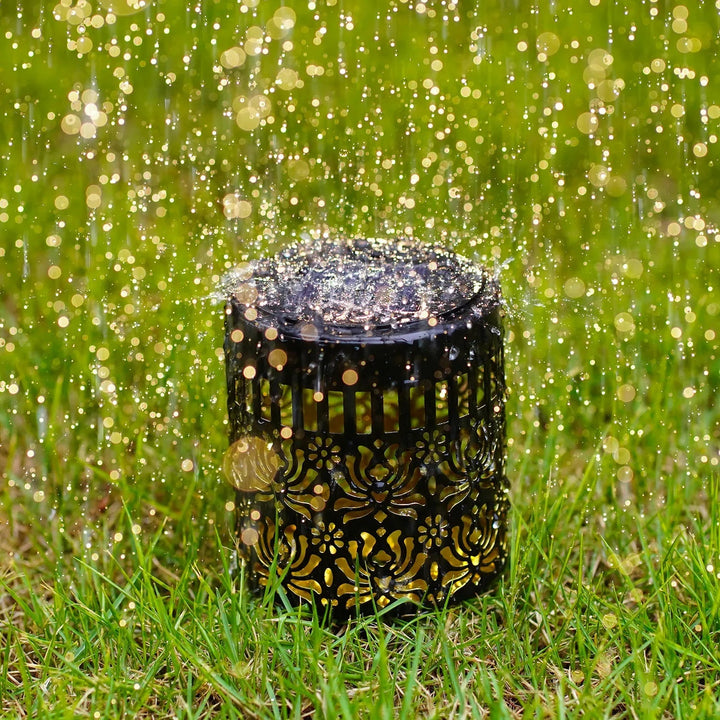 Leuchtende Solar-Außenleuchte im Pfingstrosen-Design, schafft romantische Gartenbeleuchtung bei Nacht.