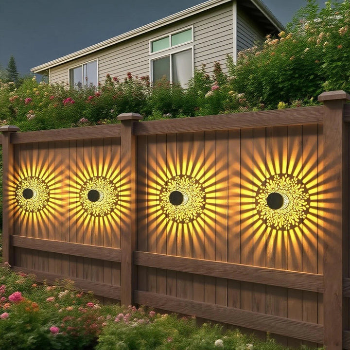 Solar-Wandlampe mit Pfingstrose an einer Mauer, dekoriert Garten & Terrasse stimmungsvoll als Solarleuchte.