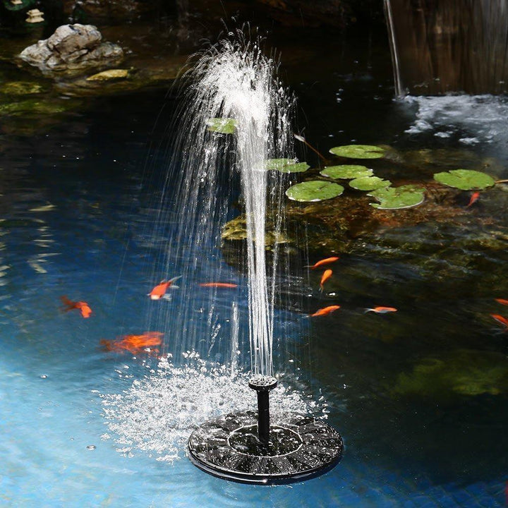 Solare Gartenpumpe als attraktives Wasserspiel & Teichdekoration. Umweltfreundlich & entspannend.