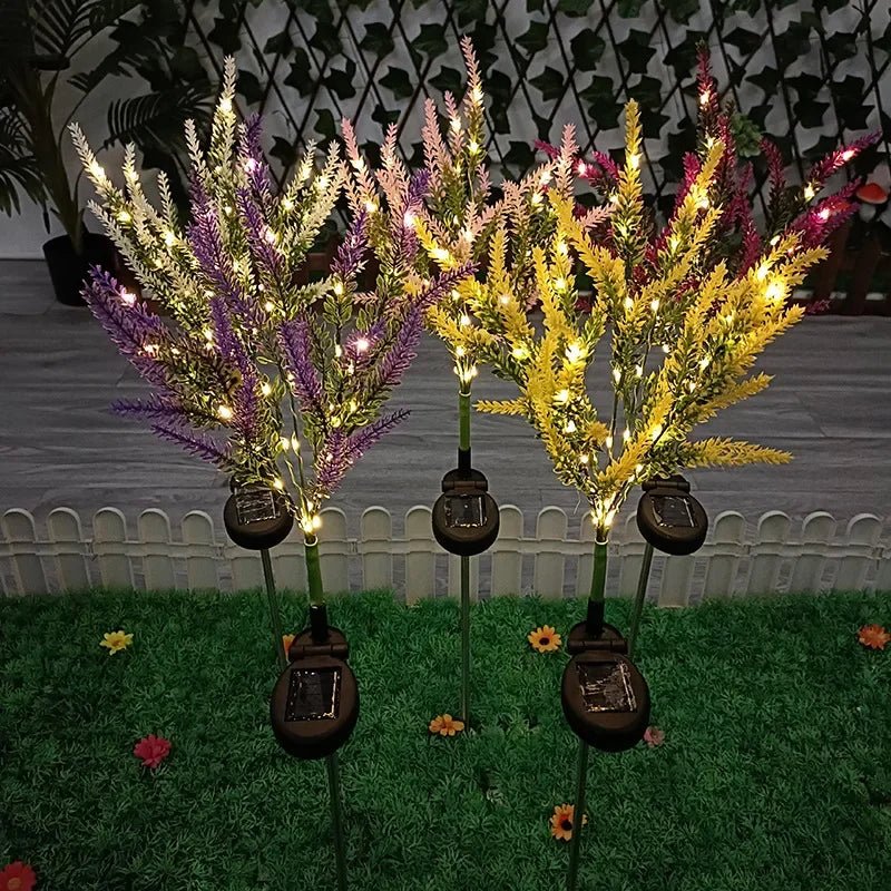 Romantische Lavendel Solarlampen erhellen den Gartenweg bei Nacht, schaffen zauberhafte Atmosphäre.
