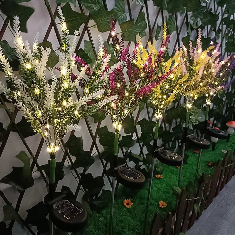 Detailaufnahme der filigranen Lavendel-LEDs, die bei Dunkelheit sanft leuchten. Perfekte Garten-Deko.