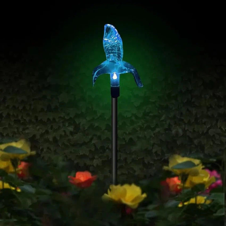 Stimmungsvolle Solarlampe Kolibri mit LED-Licht für den Garten; tags & nachts dekorativ.