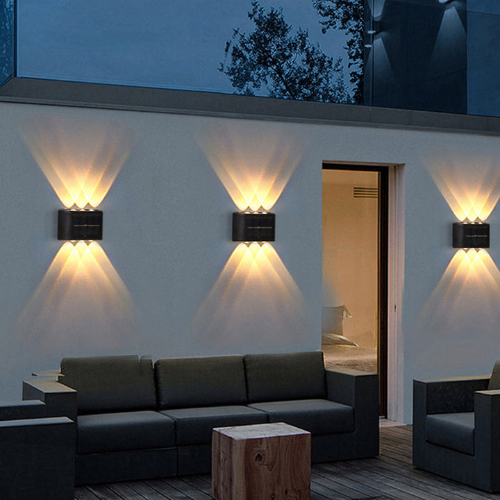 Moderne Solar-LED-Außenwandleuchte mit integriertem Bewegungssensor. Up/Down-Lichteffekt für stilvolle Beleuchtung.