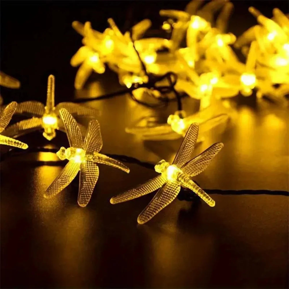 Nahaufnahme leuchtender LED-Libellen an einer Solar-Lichterkette, ideal für Garten und stimmungsvolle Deko.