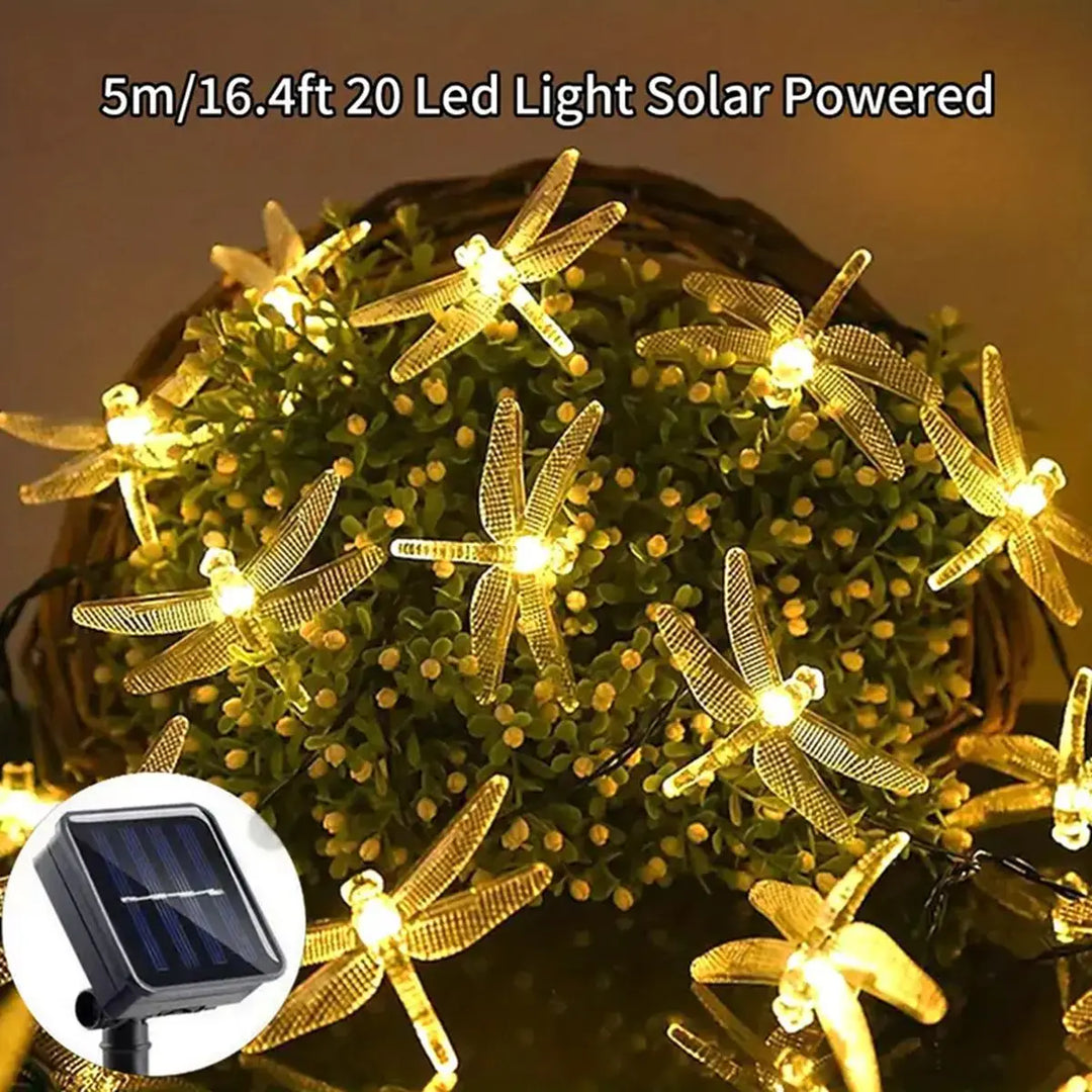 Warmweiß leuchtende Libellen-Lichterkette mit Solarpanel. Ideal als stimmungsvolle Deko für Garten und Terrasse.