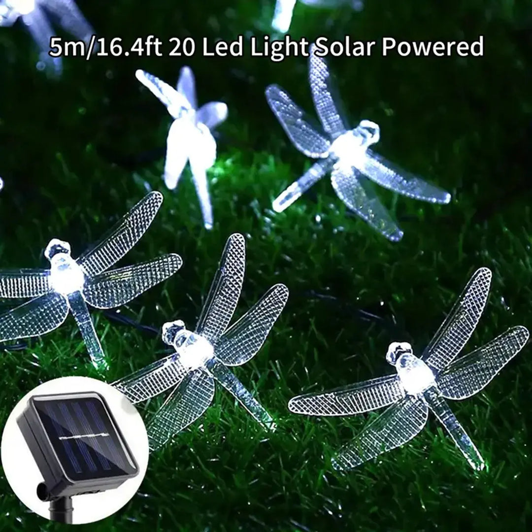 Kaltweiß leuchtende Solar-Lichterkette mit Libellen. Robuste, wasserdichte LED-Außenbeleuchtung für moderne Gärten.