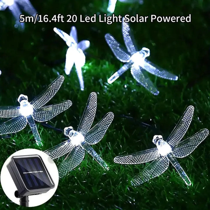 Kaltweiß leuchtende Solar-Lichterkette mit Libellen. Robuste, wasserdichte LED-Außenbeleuchtung für moderne Gärten.
