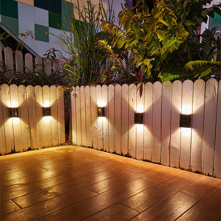 SolarGlow LED Solar Wandlampe: kabellose, wetterfeste Außenleuchte für stimmungsvolle Gartenbeleuchtung.