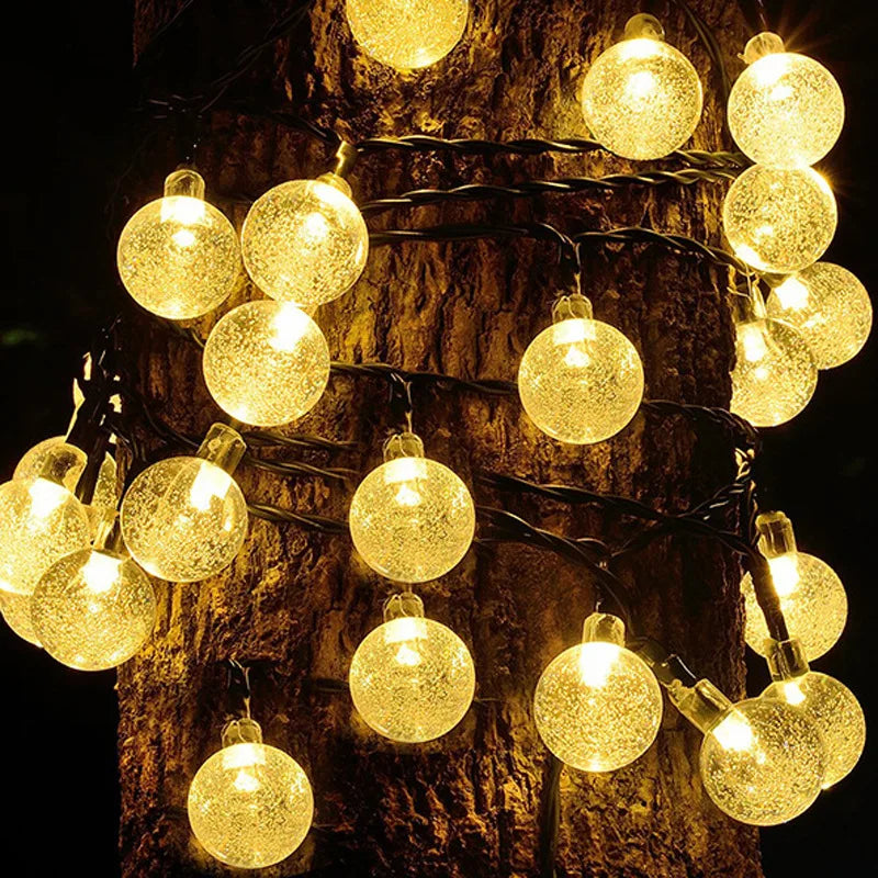 Solarlichterkette mit LEDs schmückt Garten & Terrasse; wasserdichte Außenbeleuchtung schafft Ambiente.