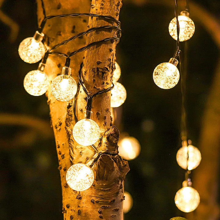 Wasserdichte Solar-LED-Lichterkette für den Garten; Nahaufnahme zeigt LEDs und robustes Design für Außenbeleuchtung.