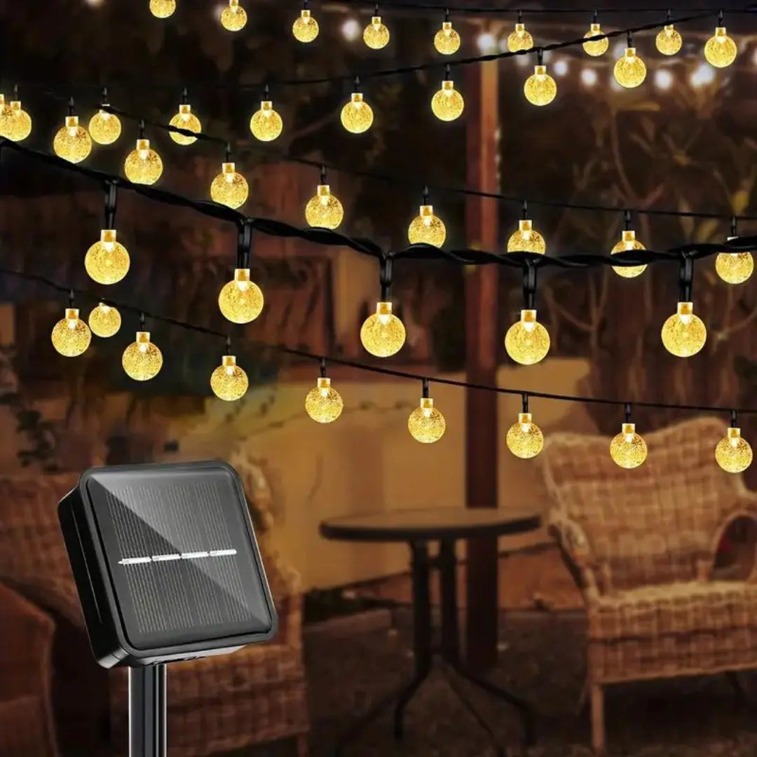 Solarlichterkette mit warmweißen LED-Lichtern, perfekt für stimmungsvolle Garten- & Terrassenbeleuchtung. Wetterfest.