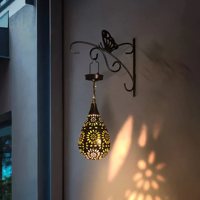 Elegante Solar-Gartenlampe für Außenbereiche, LED-beleuchtet und wetterfest, schafft stimmungsvolles Gartenlicht.