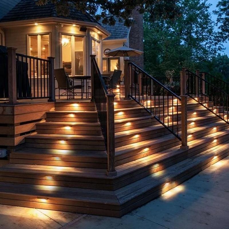 Moderne SolarPath Solar-LED-Außenleuchte, warmweißes Licht schafft Ambiente im Garten, einfach zu installieren.