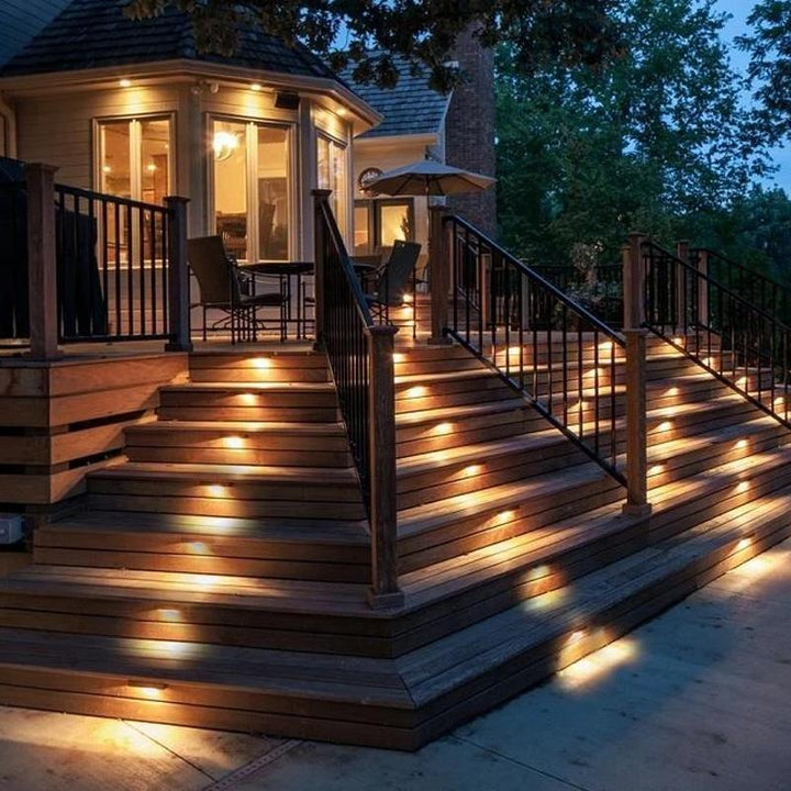 Moderne SolarPath Solar-LED-Außenleuchte, warmweißes Licht schafft Ambiente im Garten, einfach zu installieren.