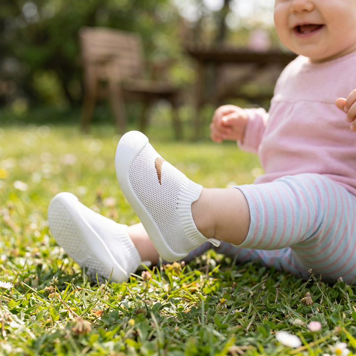 Robuste Baby Outdoor Sommerschuhe, flexibel und sicher für Spiel und Spaß im Garten.
