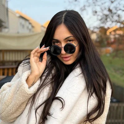 Adaptive Sonnenbrille mit variabler Tönung, ideal für wechselnde Lichtverhältnisse. Metallrahmen, runder Stil.