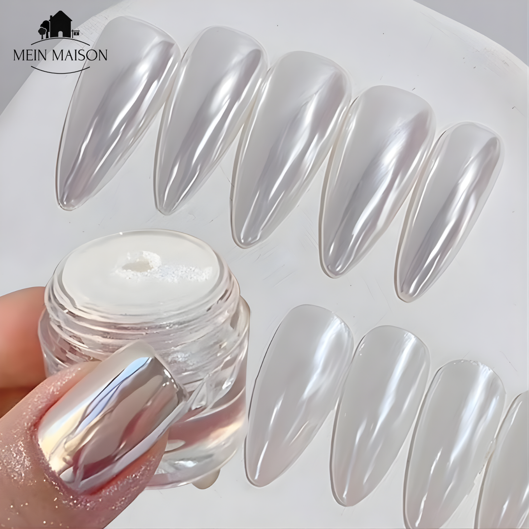 Nahaufnahme von Nägeln mit Spiegeleffekt Nagelpuder, das einen brillanten Chromglanz erzeugt.