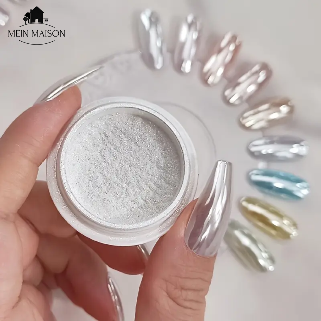 Hände mit eleganten Glanznägeln durch Spiegeleffekt Nagelpuder – perfekter Chromglanz für jede Maniküre.