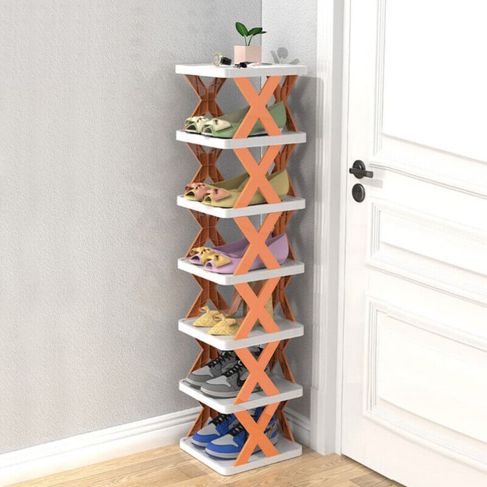 Schuhregal im Flur schafft Ordnung und maximiert den Stauraum; ideal für kleine Eingangsbereiche; platzsparende Lösung.