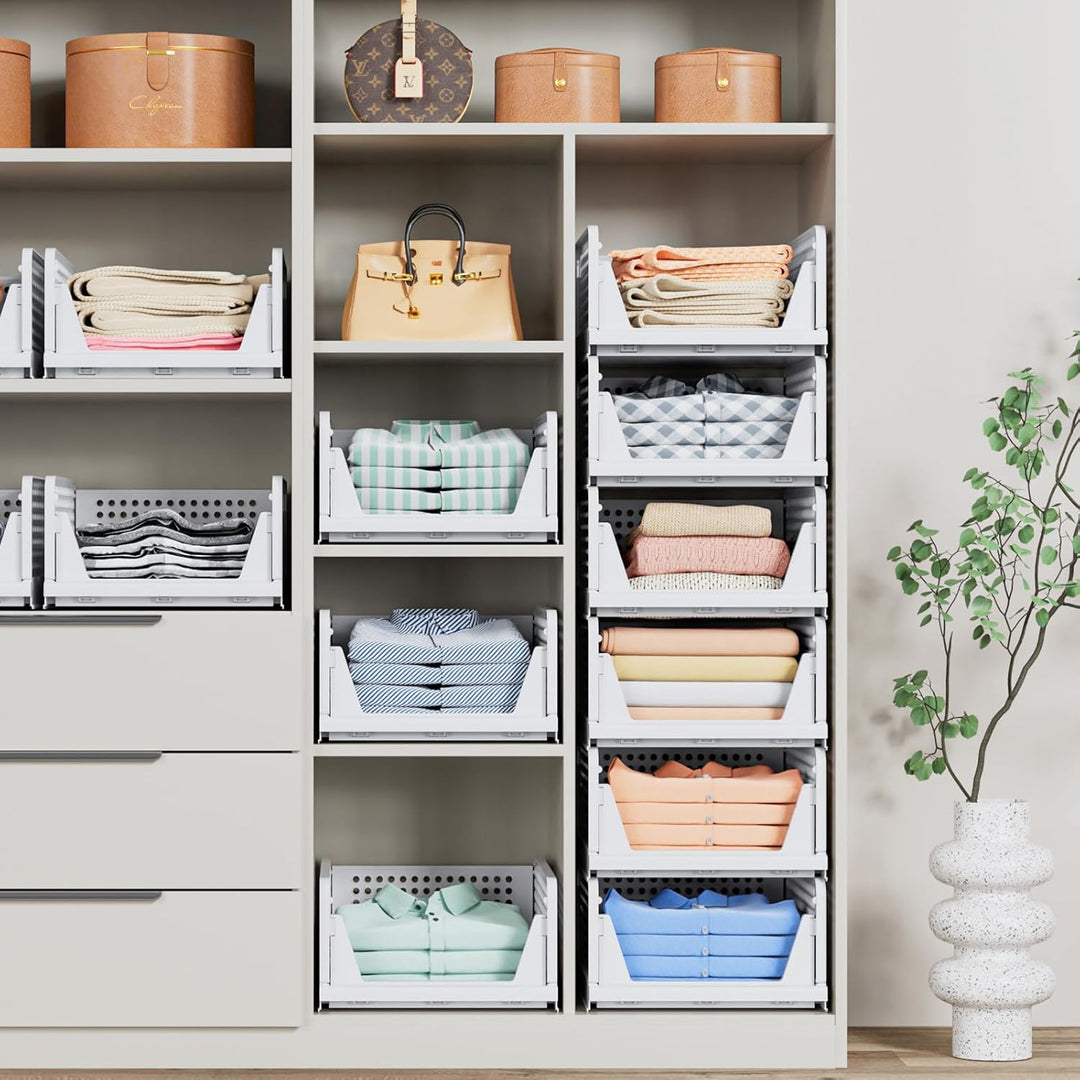 Stapelkörbe im Badezimmer. Praktische Aufbewahrung für Handtücher oder Büromaterial im Büro.