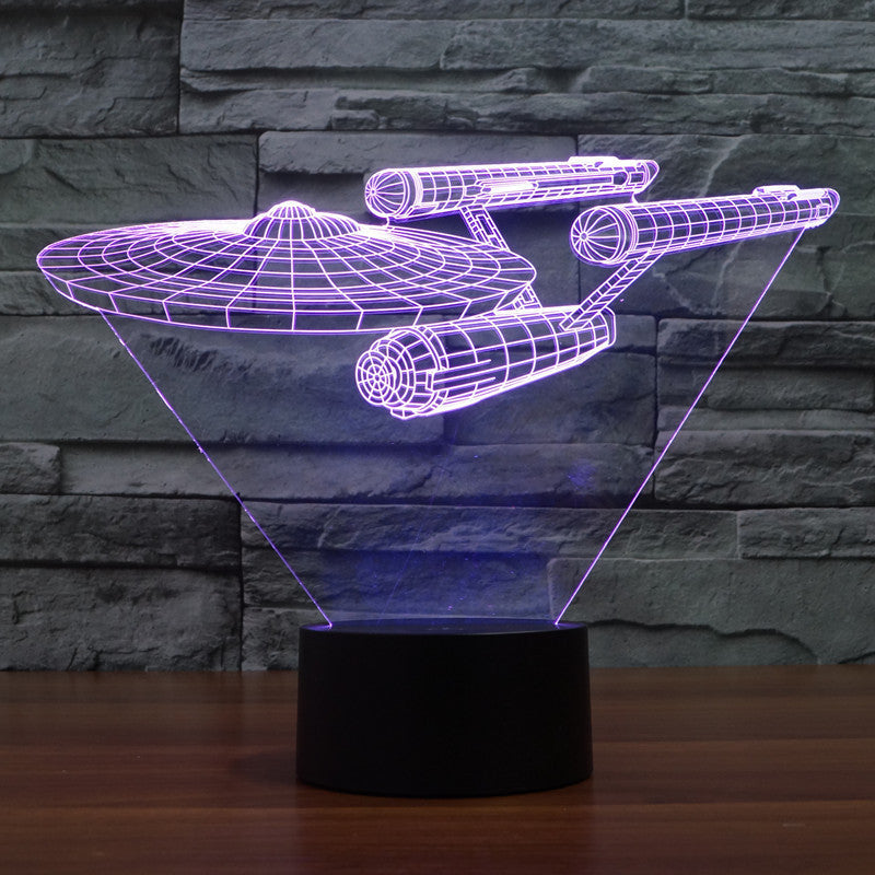 Detailansicht der Star Trek Enterprise als 3D LED Tischlampe, erzeugt ein mehrfarbiges Raumschiff-Illusionslicht.