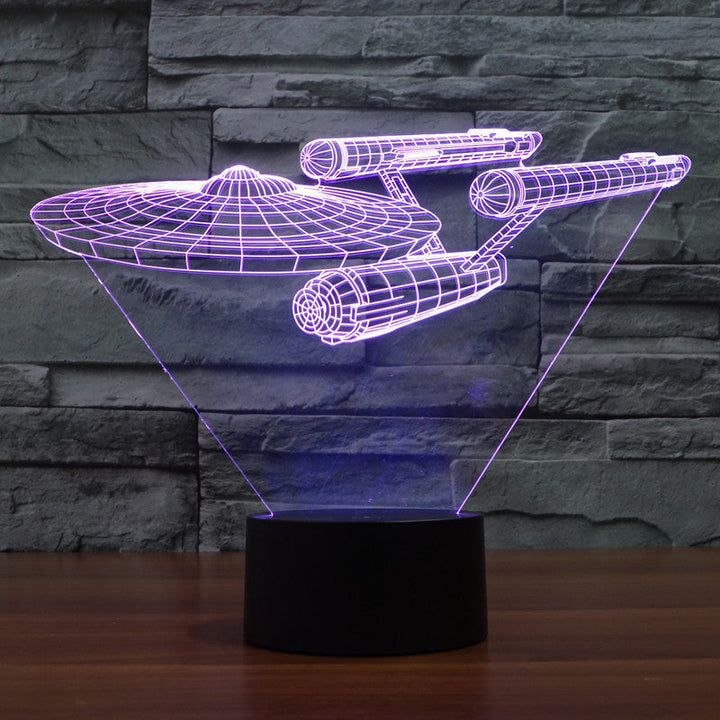 Detailansicht der Star Trek Enterprise als 3D LED Tischlampe, erzeugt ein mehrfarbiges Raumschiff-Illusionslicht.