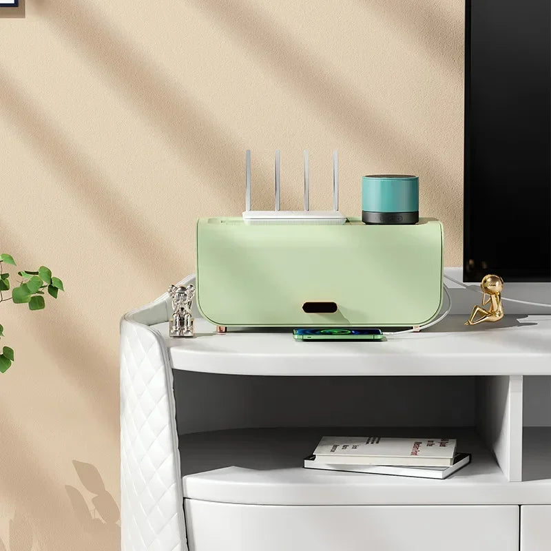 Moderne Kabelmanagement-Box für TV-Kabel, Router & Ladekabel im Wohnzimmer, staubdicht.