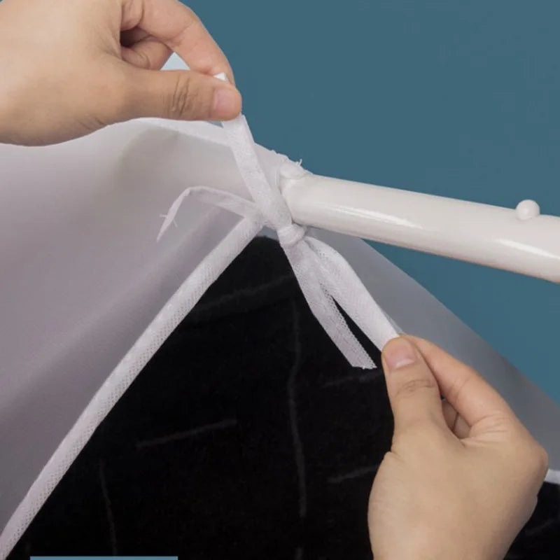Transparente Kleiderhülle schützt Anzüge, Abendkleider & Mäntel vor Staub & Wasser; ideal für sichere Aufbewahrung.