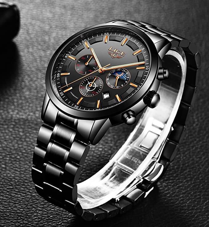Nahaufnahme der robusten SteeleX Herren Armbanduhr. Elegantes, schwarzes Zifferblatt, präzises Edelstahlgehäuse.
