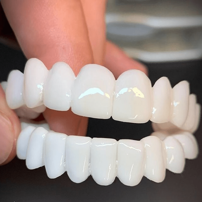 Ästhetische Zahnprothese für ein strahlendes, weißes Lächeln. Verbessert Zähne & Selbstbewusstsein.