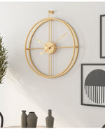 Goldene Uhr mit goldenen Zeigern