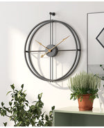 Schwarze Uhr mit goldenen Zeigern