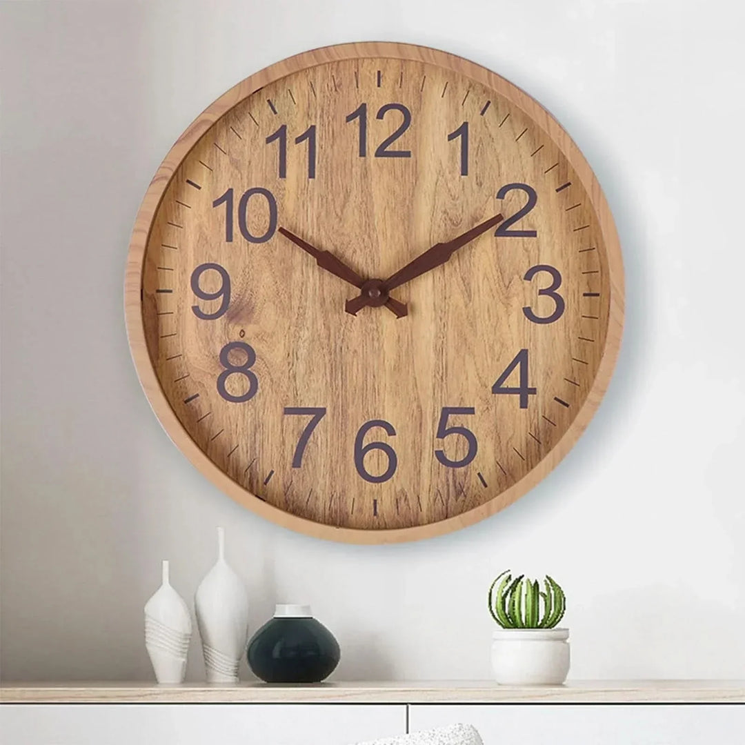 Elegante, stille Wanduhr aus Naturholz. Skandinavisches Design als Deko-Highlight für Ihr modernes Zuhause.