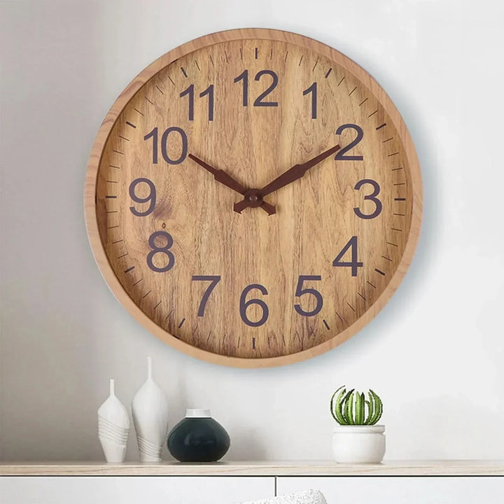 Elegante, stille Wanduhr aus Naturholz. Skandinavisches Design als Deko-Highlight für Ihr modernes Zuhause.