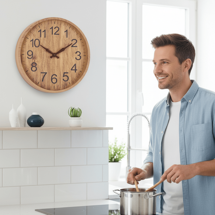 Hochwertige, stille Holzuhr. Zeitloser, minimalistischer Zeitschalter für ein ruhiges Ambiente im Wohnzimmer.