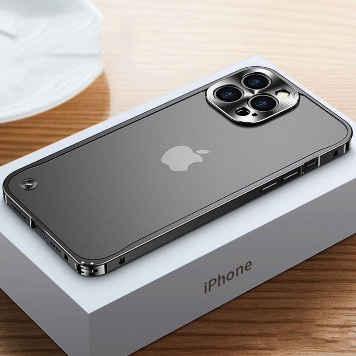 Rückseite einer stoßfesten iPhone Aluminium Hülle mit präzisem Kameraschutz, robuste Metallhülle und Telefon Zubehör.