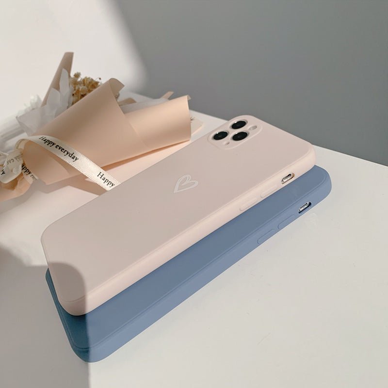 Modische Candy Love iPhone Schutzhülle in Rosa mit niedlichem Herzmuster. Perfekter Silikonschutz für dein Smartphone.