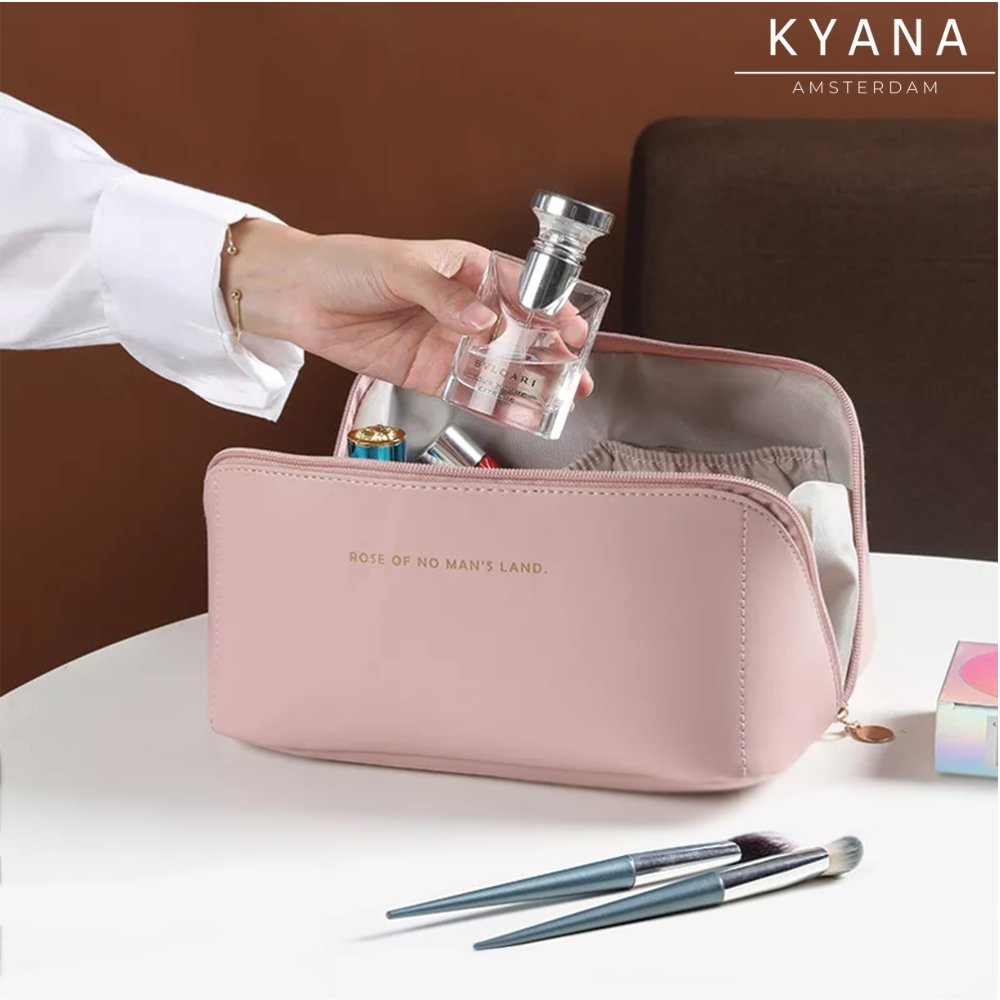 Elegante Schminktasche in Crème mit praktischen Fächern. Ideal als Make-up Organizer für unterwegs.
