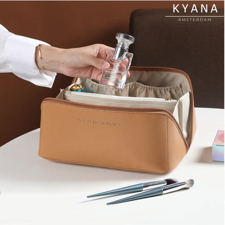 Reise-Kosmetiktasche in Braun für Damen aus robustem PU-Leder. Hält Ihre Kosmetik ordentlich und griffbereit.