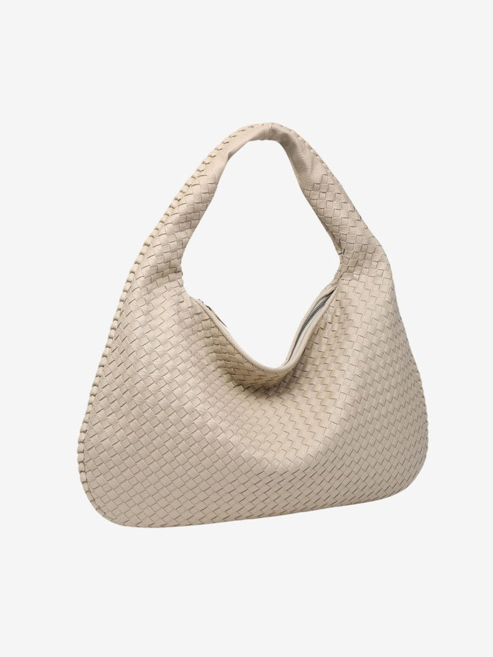 Detailansicht: Innenraum der geräumigen schwarzen Damen Tragetasche aus Kunstleder, vielseitiger Shopper.