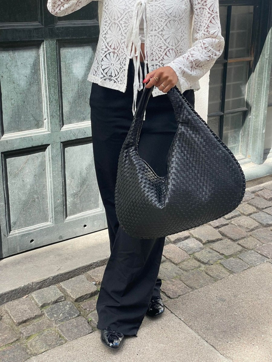 Geräumige Damen Tragetasche aus langlebigem Kunstleder, vielseitiger Shopper in klassischem Schwarz.