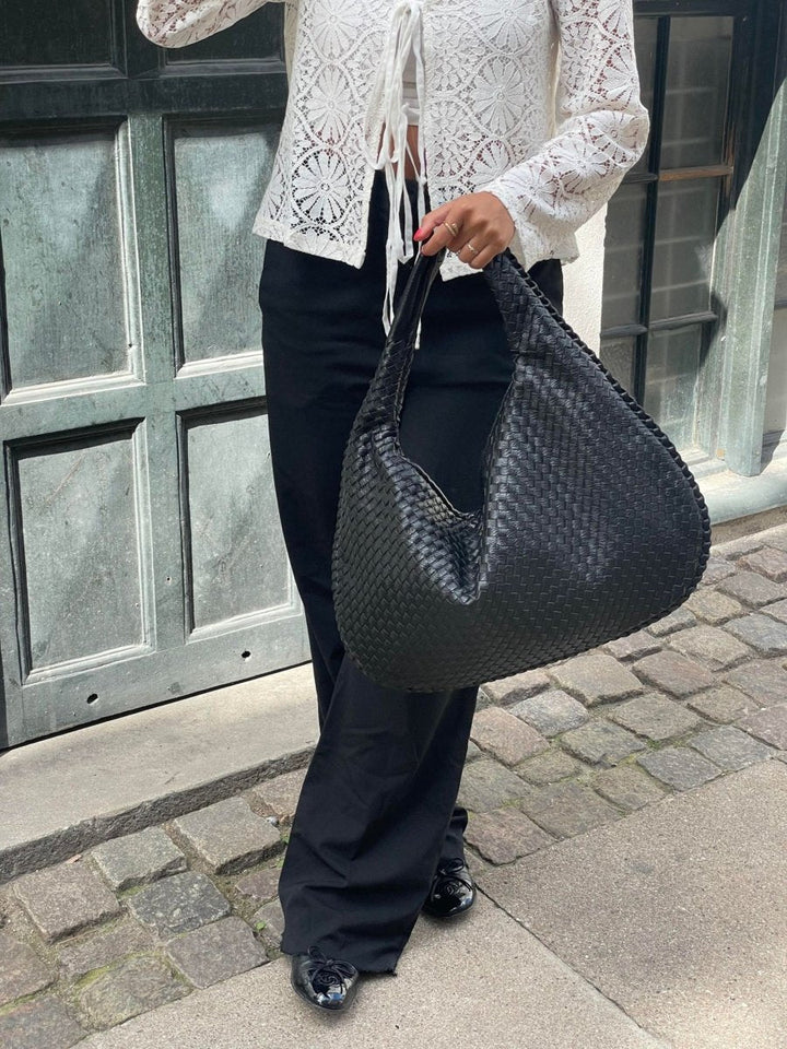 Geräumige Damen Tragetasche aus langlebigem Kunstleder, vielseitiger Shopper in klassischem Schwarz.