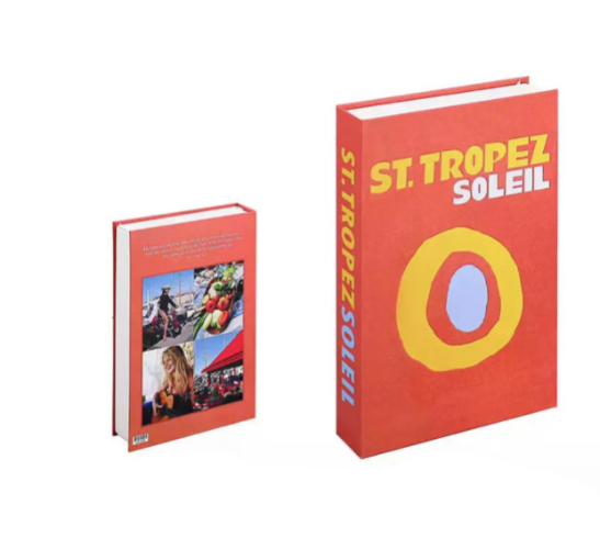 Stilvolle Deko-Bücher auf Konsole, ergänzen die Wohnzimmer-Deko und schaffen Ambiente.