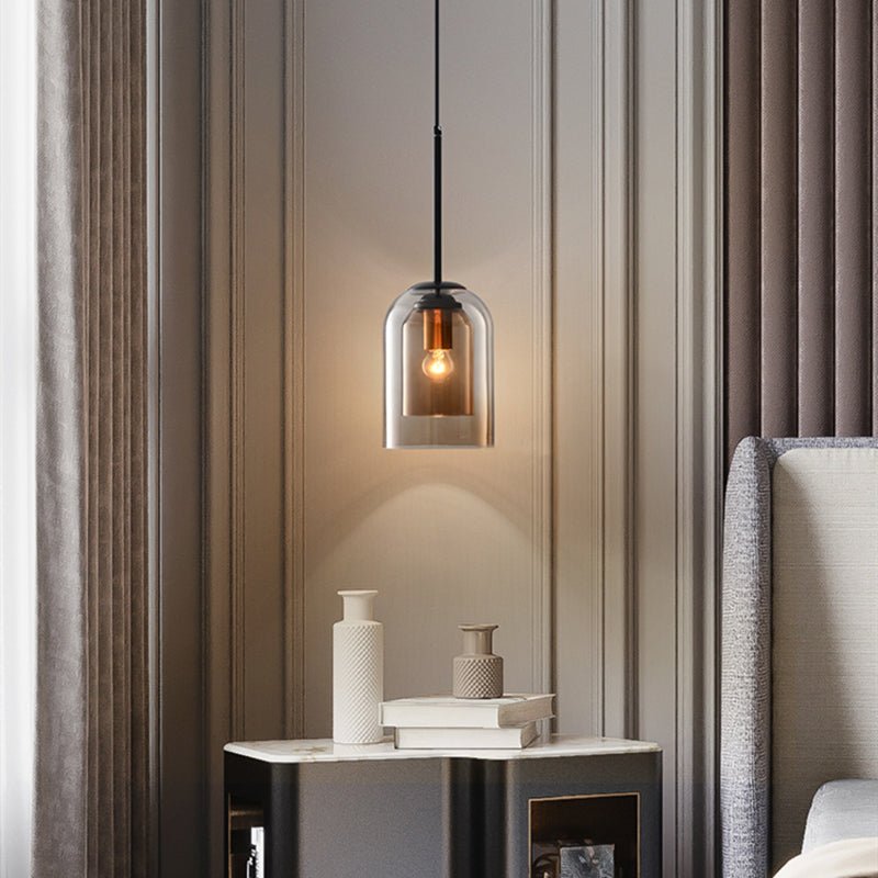 Elegante Doppelglas-Pendelleuchte mit rauchgrauem Schirm und rostfarbenem Metallrahmen.