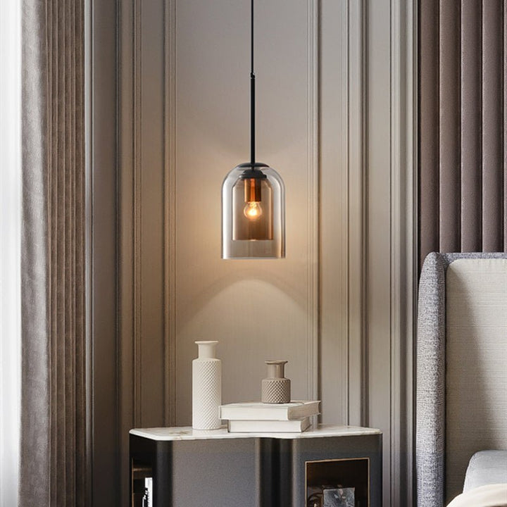 Elegante Doppelglas-Pendelleuchte mit rauchgrauem Schirm und rostfarbenem Metallrahmen.