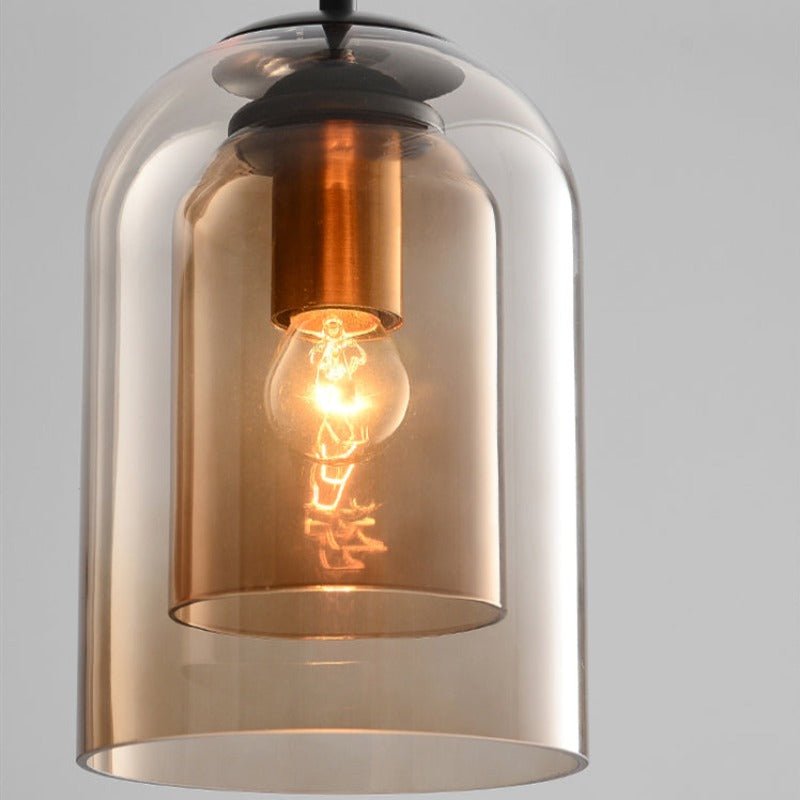 Innenbeleuchtung: Stilvolle Doppelglas-Pendelleuchte, rauchgraues Glas & rostfarbene Details.