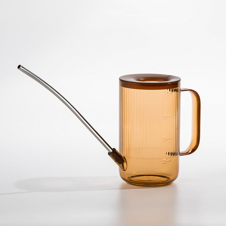 Design-Gießkanne in Braun für Zimmerpflanzen. Ergonomischer Griff für komfortable und präzise Bewässerung Ihrer Pflanzen.