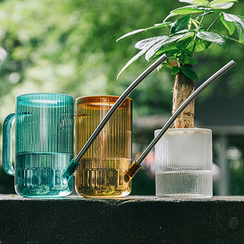 Stilvolle Gießkanne (grün) für Zimmerpflanzen. Präzise Wasserabgabe, ergonomisch geformt für komfortable Pflanzpflege.