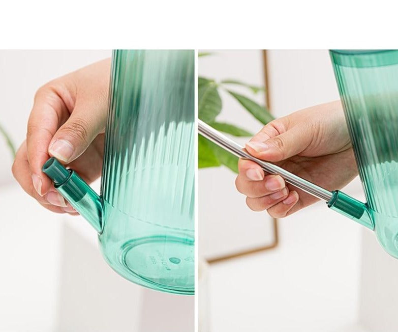 Hochwertige Kunststoff-Gießkanne für Zimmerpflanzen. Präzises Design & ergonomisch für mühelose Bewässerung.