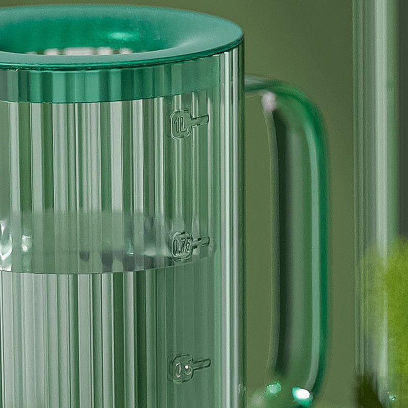 Elegante Gießkanne für präzise Bewässerung von Zimmerpflanzen. Stilvolles Design in Braun für jedes Interieur.